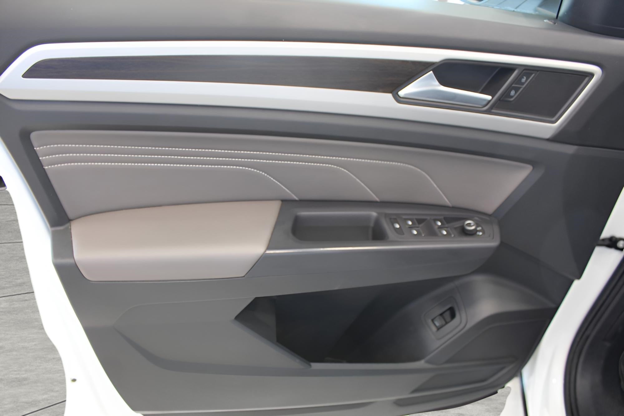 2021 Volkswagen Atlas 2021.5 3.6L V6 SE w/Technology 4MOTION