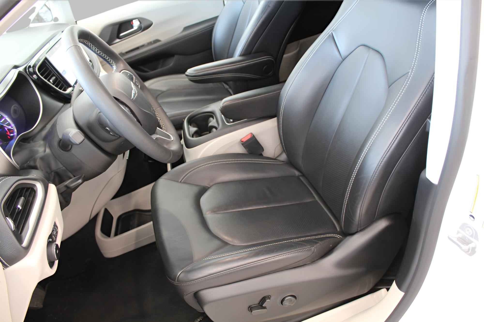 2022 Chrysler Pacifica Hybrid Touring L FWD