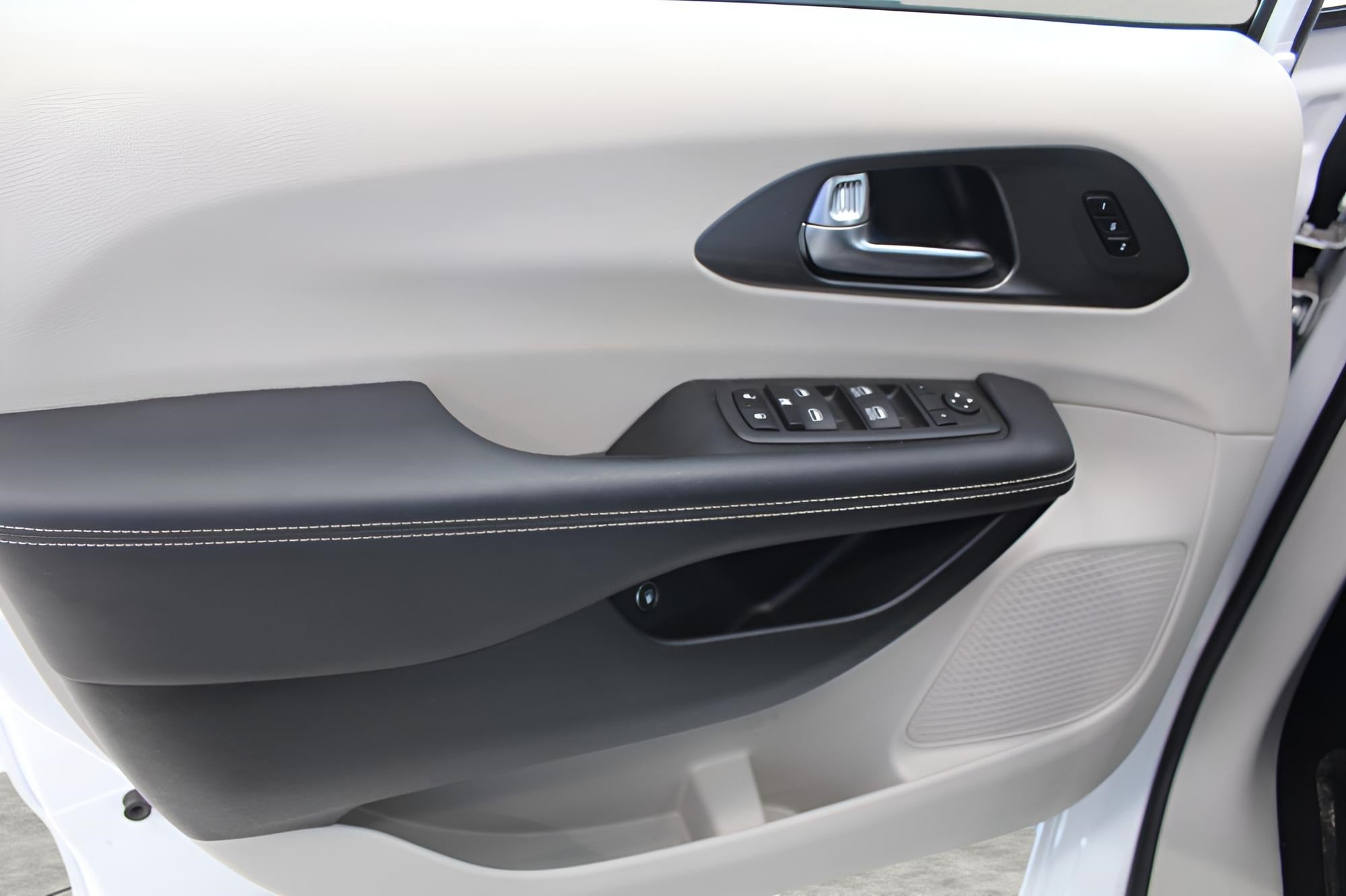 2022 Chrysler Pacifica Hybrid Touring L FWD