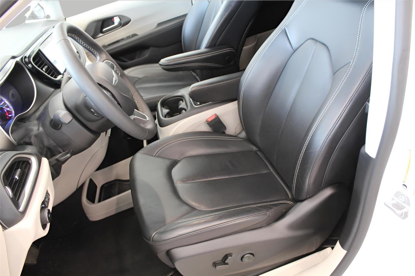 2022 Chrysler Pacifica Hybrid Touring L FWD