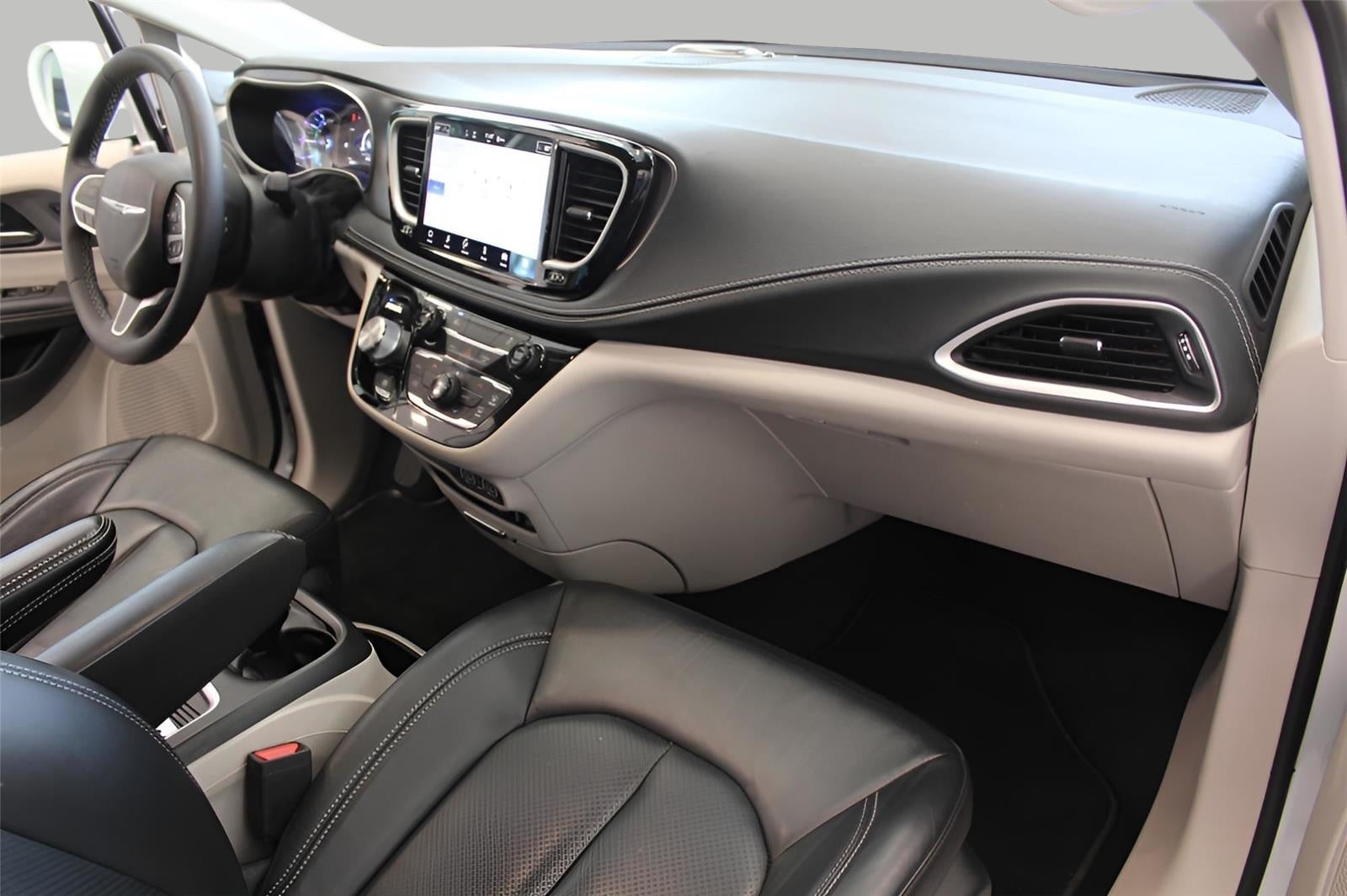 2022 Chrysler Pacifica Hybrid Touring L FWD