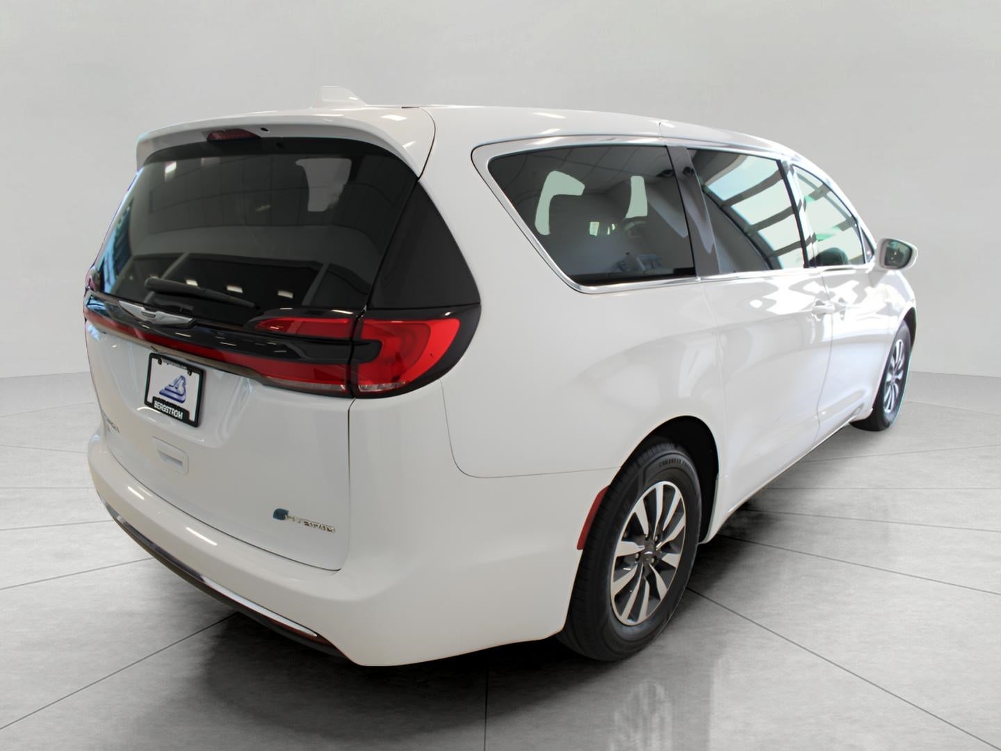 2022 Chrysler Pacifica Hybrid Touring L FWD