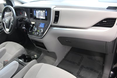 2017 Toyota SIENNA MINI-VAN, PASSENGER