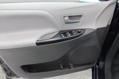 2017 Toyota SIENNA MINI-VAN, PASSENGER