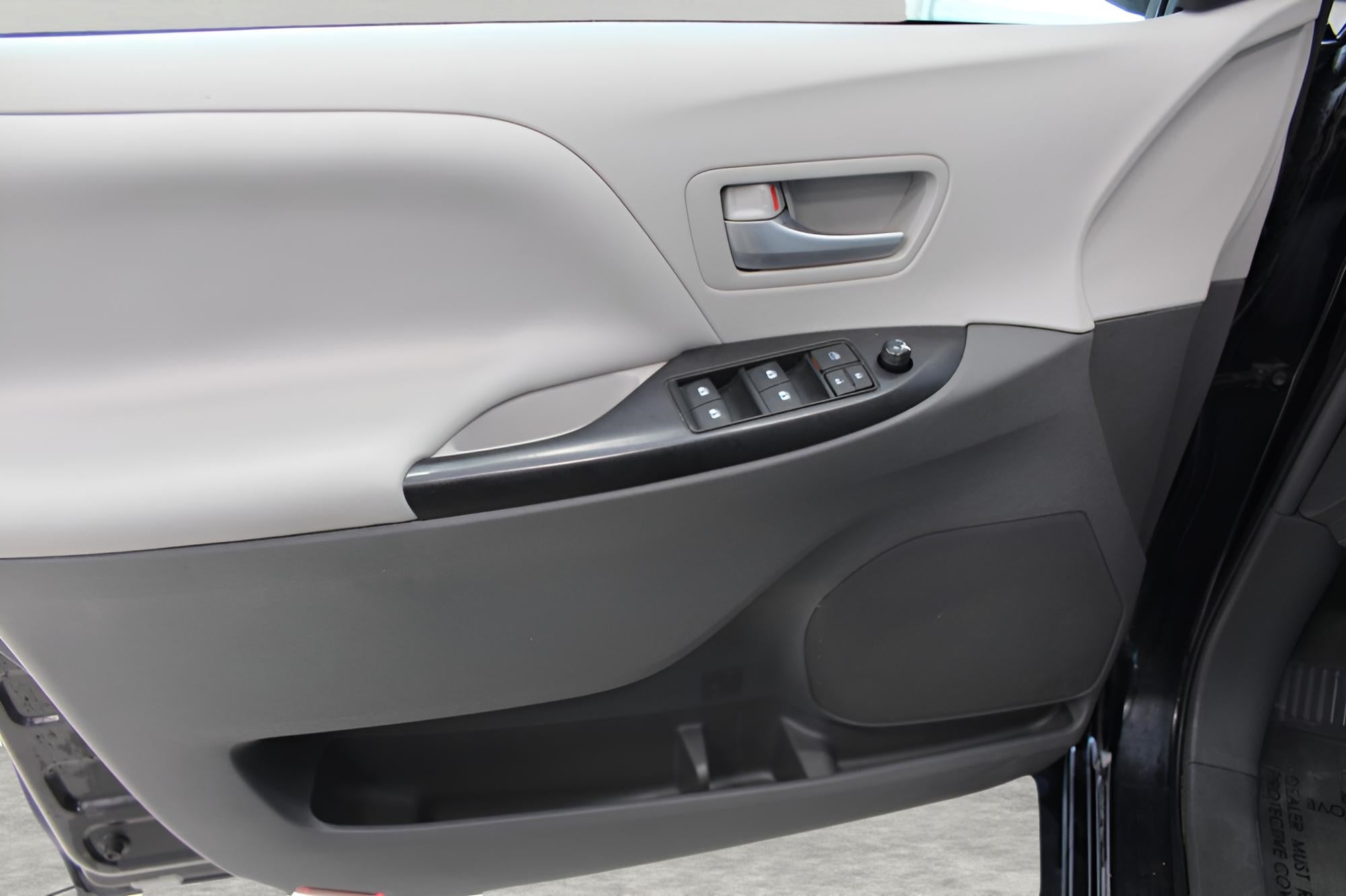 2017 Toyota SIENNA MINI-VAN, PASSENGER