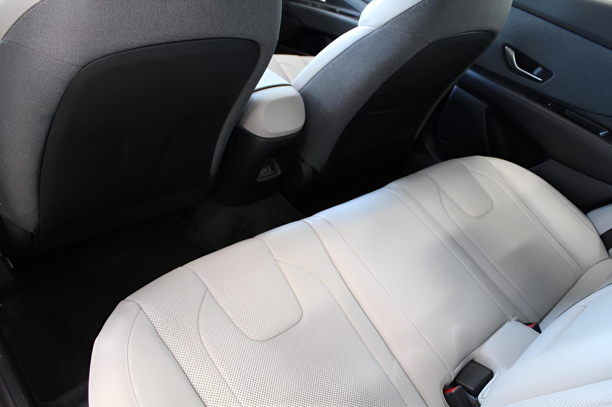 2025 Hyundai ELANTRA Limited IVT