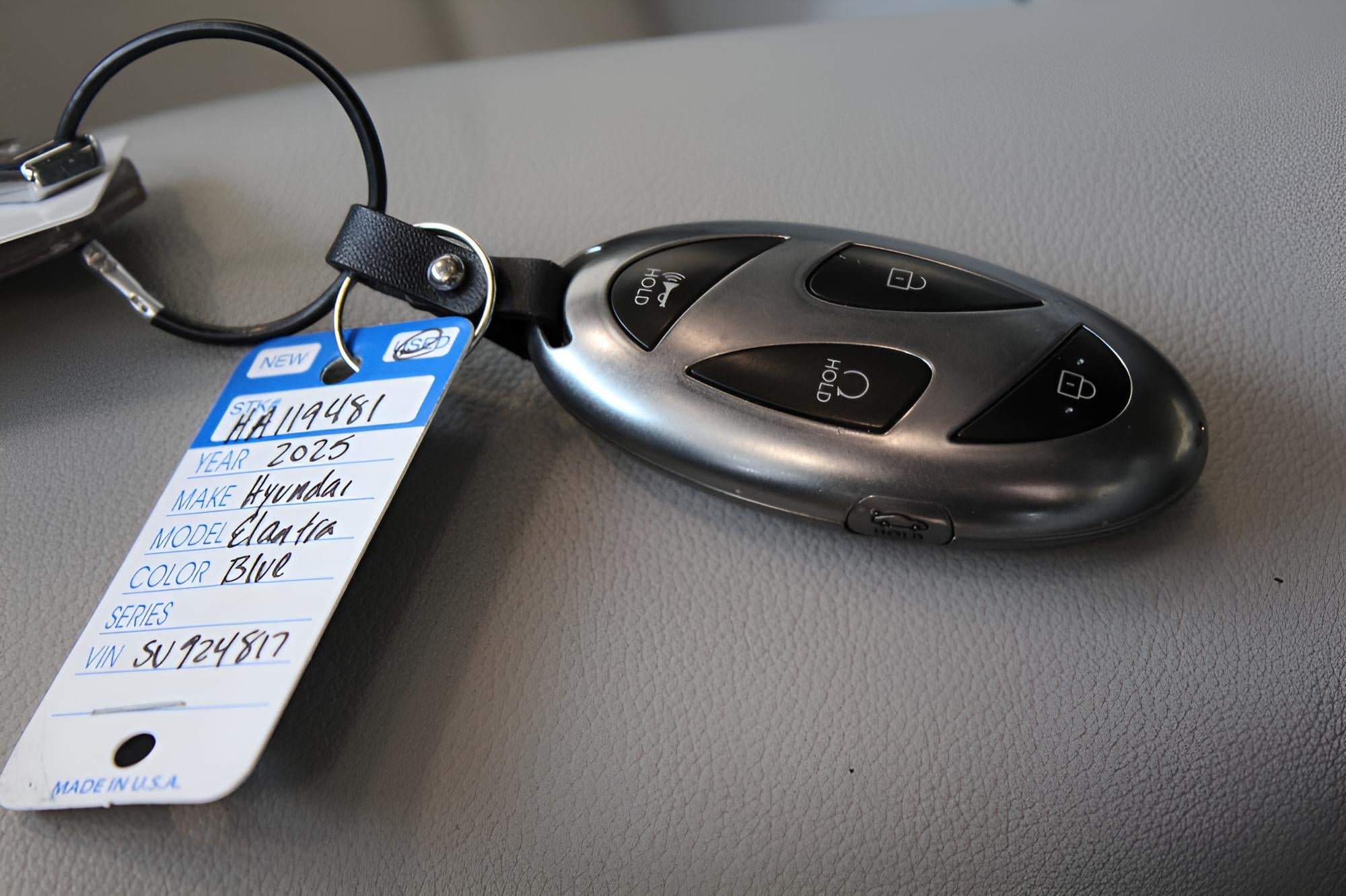 2025 Hyundai ELANTRA Limited IVT